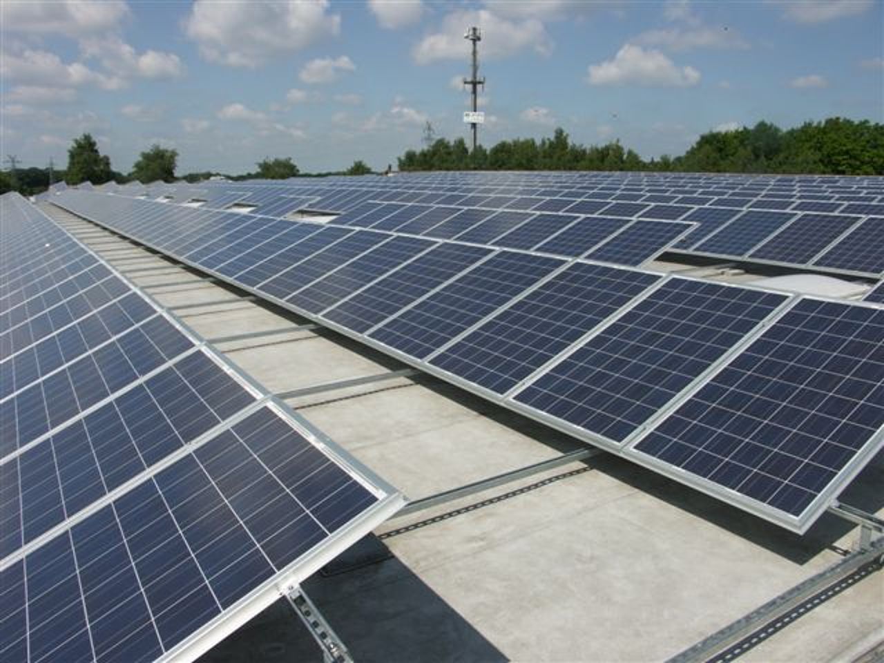 Solarzellen aufgestellt auf dem Boden