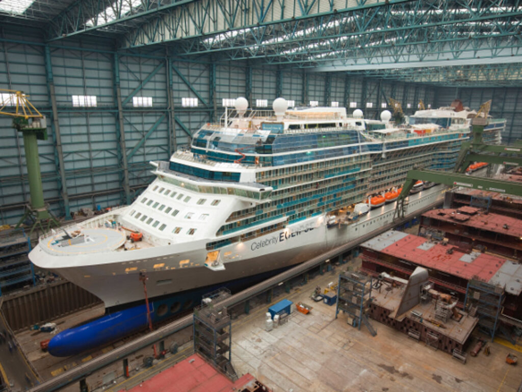 Schiff in einer Werft